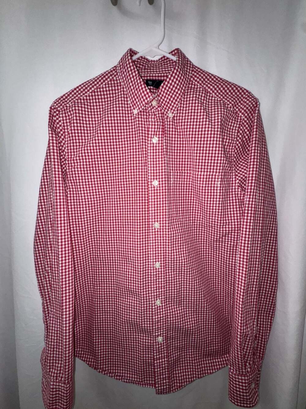 Gap Men's Slim Fit Long Sleeve Red and White Gingham Button Down Shirt